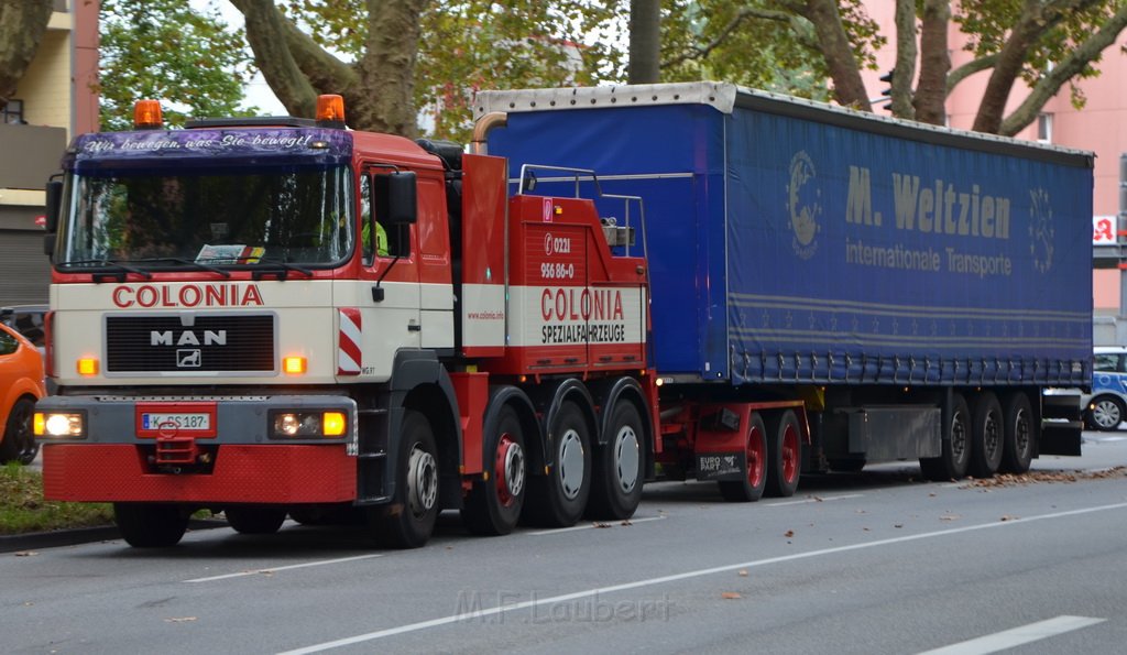 LKW verliert Auflieger Koeln Boltensternstr Pasteurstr P2034.JPG